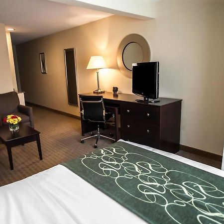 Comfort Suites University Area Notre Dame-Саут Бенд Екстериор снимка