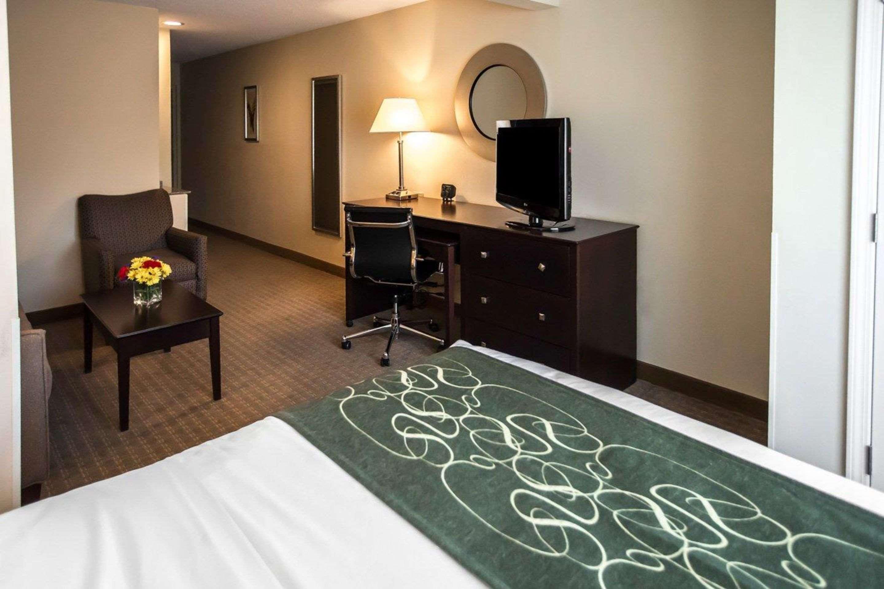 Comfort Suites University Area Notre Dame-Саут Бенд Екстериор снимка