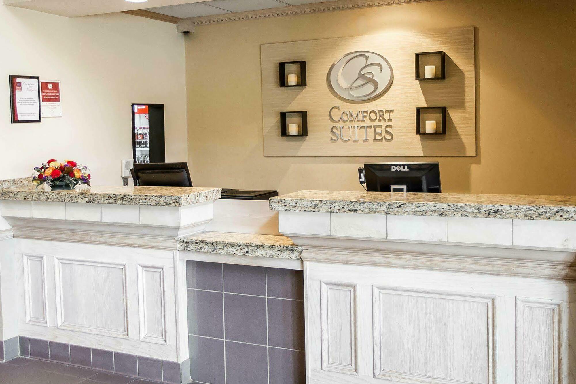 Comfort Suites University Area Notre Dame-Саут Бенд Екстериор снимка