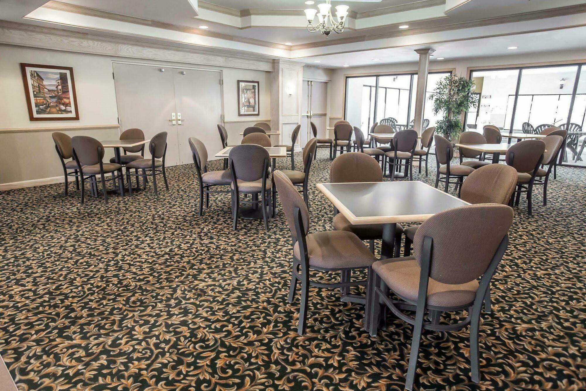 Comfort Suites University Area Notre Dame-Саут Бенд Екстериор снимка